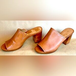Frye Blake slip on block heel honey brown leather mule sandal size 9.5